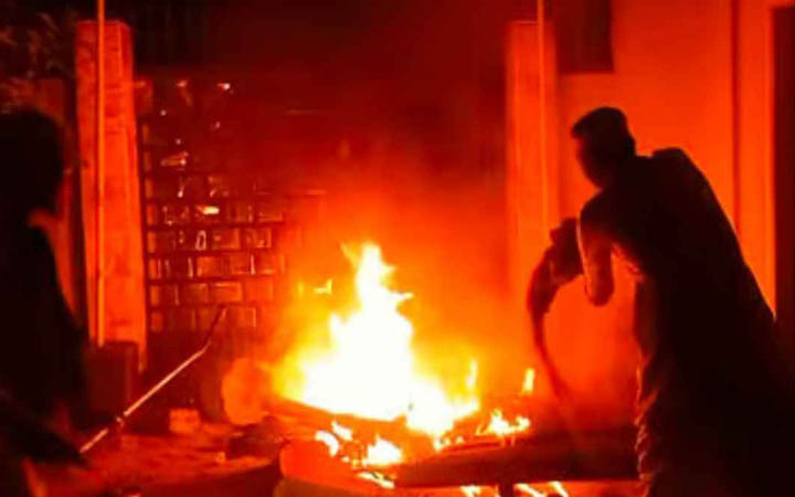 কিশোরগঞ্জে সাবেক রাষ্ট্রপতি হামিদের বাড়িতে ভাঙচুর, আগুন